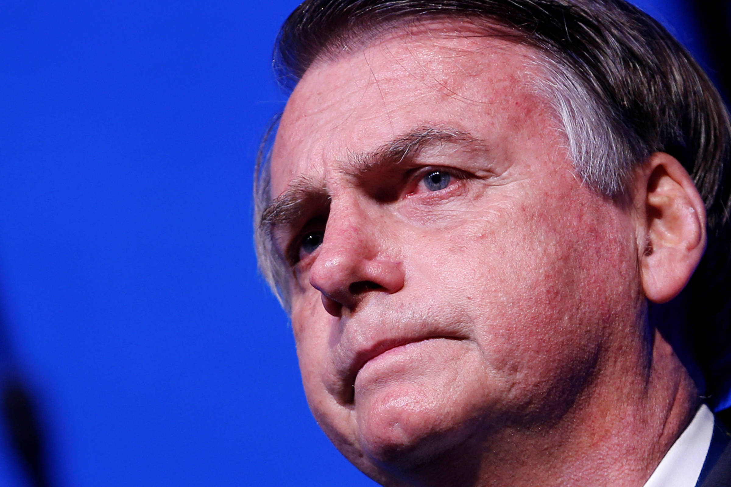 Bolsonaro tenta estancar crise em semana de pressão por votos e apoio nas ruas